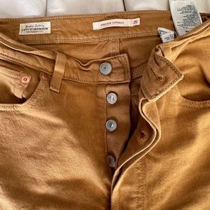 Cropped Levi’s rib cage denim in gold